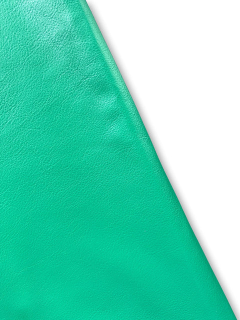 Kelly Green Natural Grain Chrome-Tanned Cowhide – Deer-Tanned Process, Full Aniline Finish, 1.1–1.3 mm (3 oz), ~20 Sq Ft