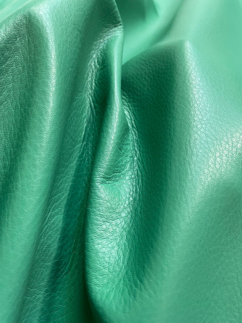 Kelly Green Natural Grain Chrome-Tanned Cowhide – Deer-Tanned Process, Full Aniline Finish, 1.1–1.3 mm (3 oz), ~20 Sq Ft